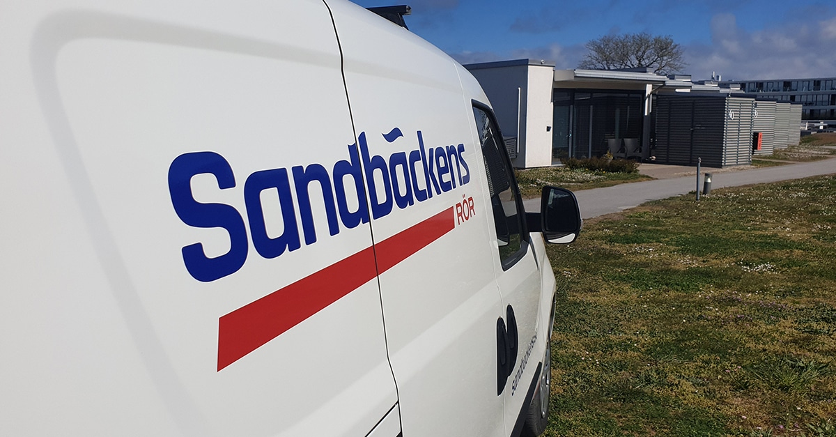 Bild på Lindstams bygg bil som använder Next för sin mobila tidrapportering för bygg.
